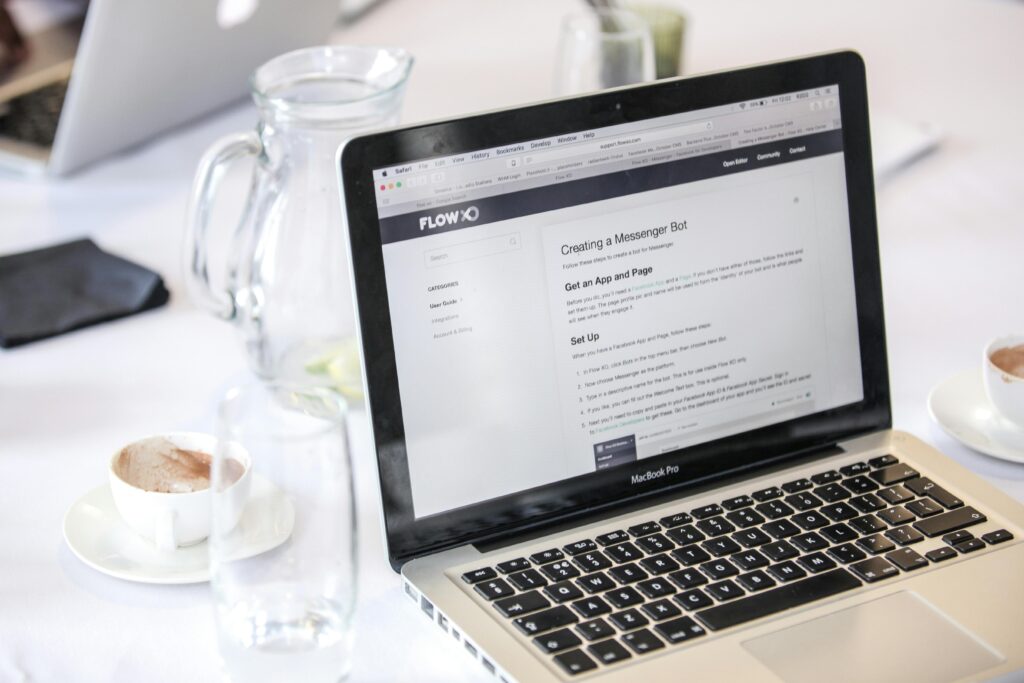 Website heat maps – analiza zachowania użytkowników na stronie internetowej, mapa ciepła kliknięć i scrollowania wyświetlana na laptopie