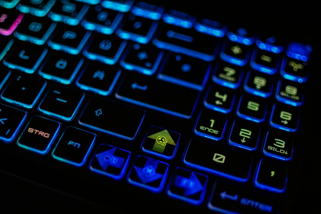 Podświetlona klawiatura komputera symbolizująca dziwne strony w Google oraz analizę podejrzanych wyników wyszukiwania i aktywności online.